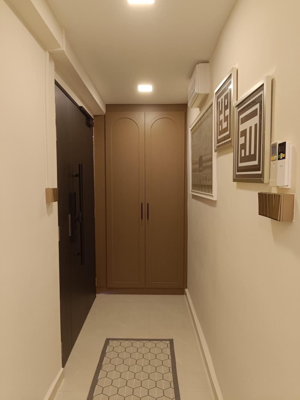 Transitional Entryway with Shoe Rack and Small Storage