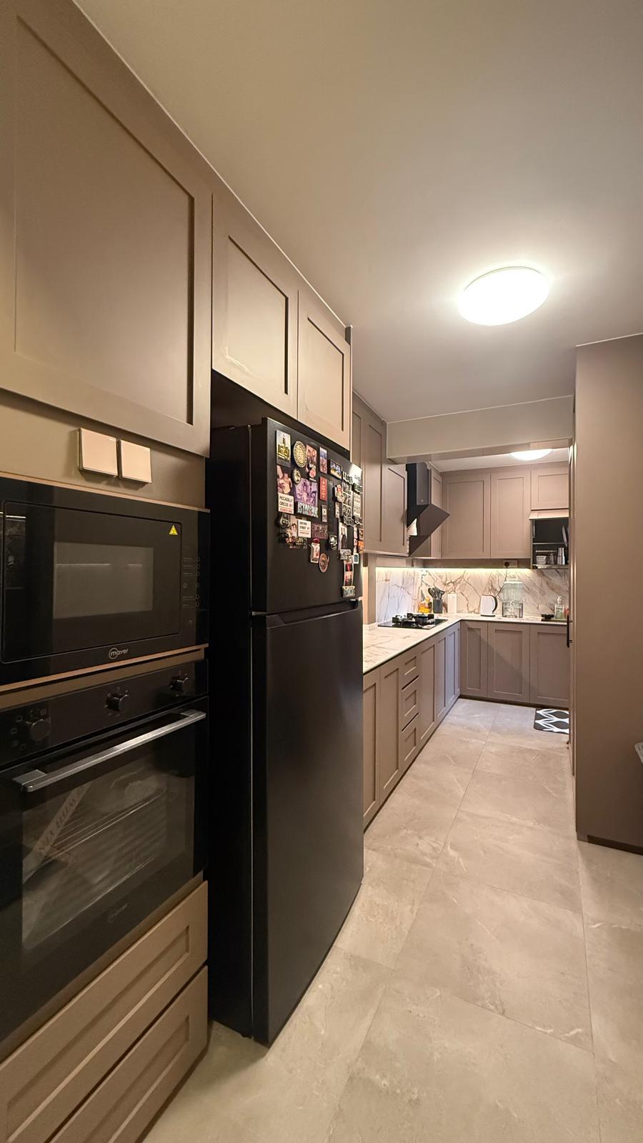 Transitional Kitchen with Countertop and Homogeneous Tiles