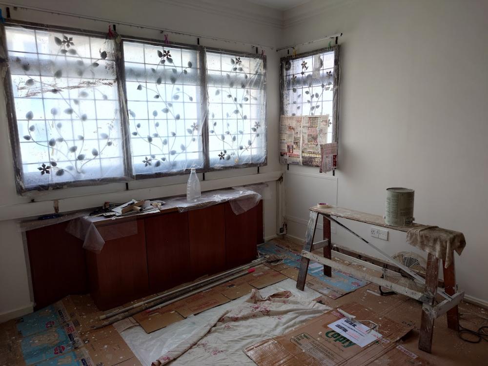 Asian Bedroom with Vinyl Flooring and Homogeneous Tiles