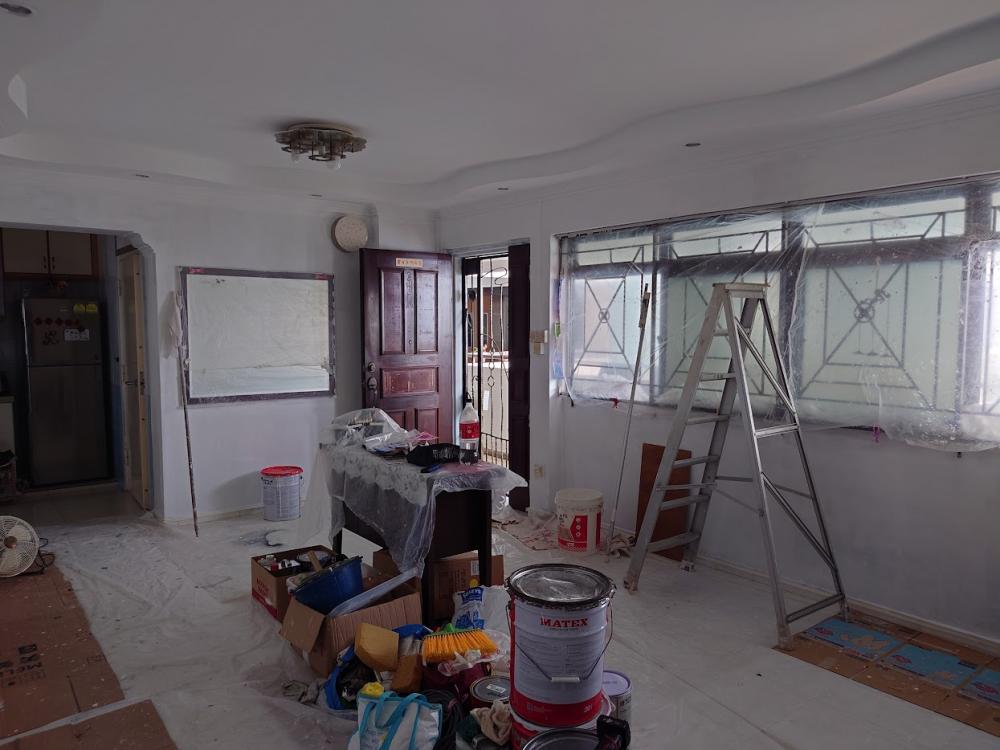 Asian Living Room with Vinyl Flooring and Homogeneous Tiles
