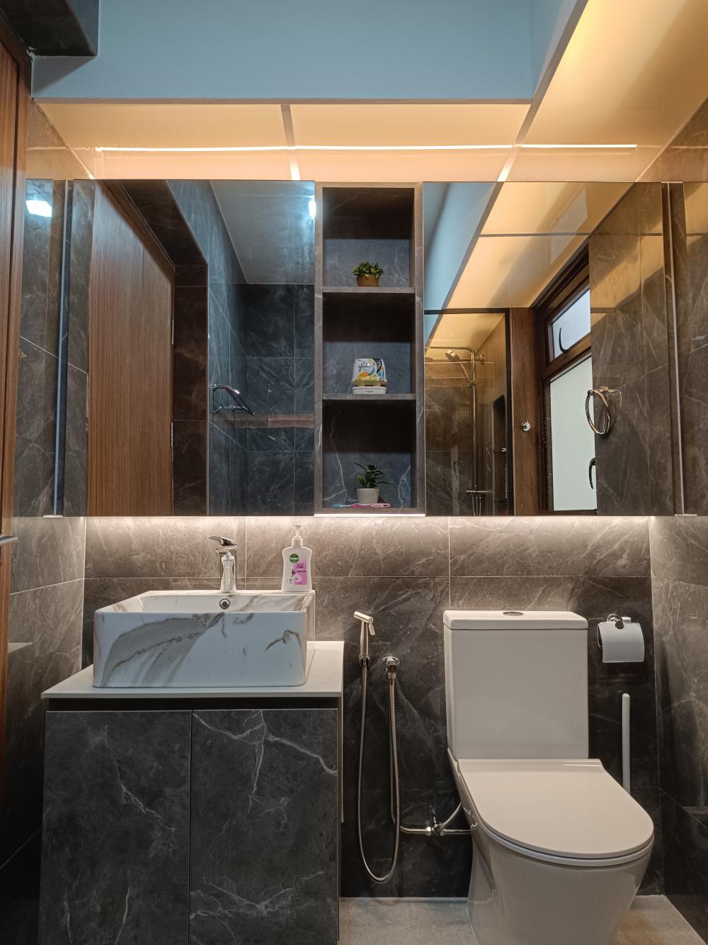 Modern Bathroom with Countertop and Homogeneous Tiles