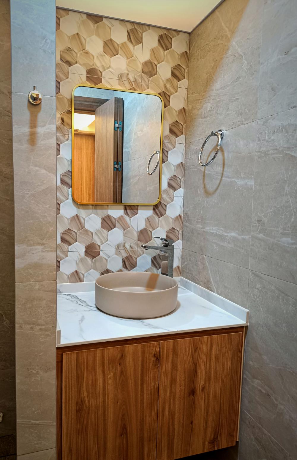Modern Bathroom with Countertop and Homogeneous Tiles