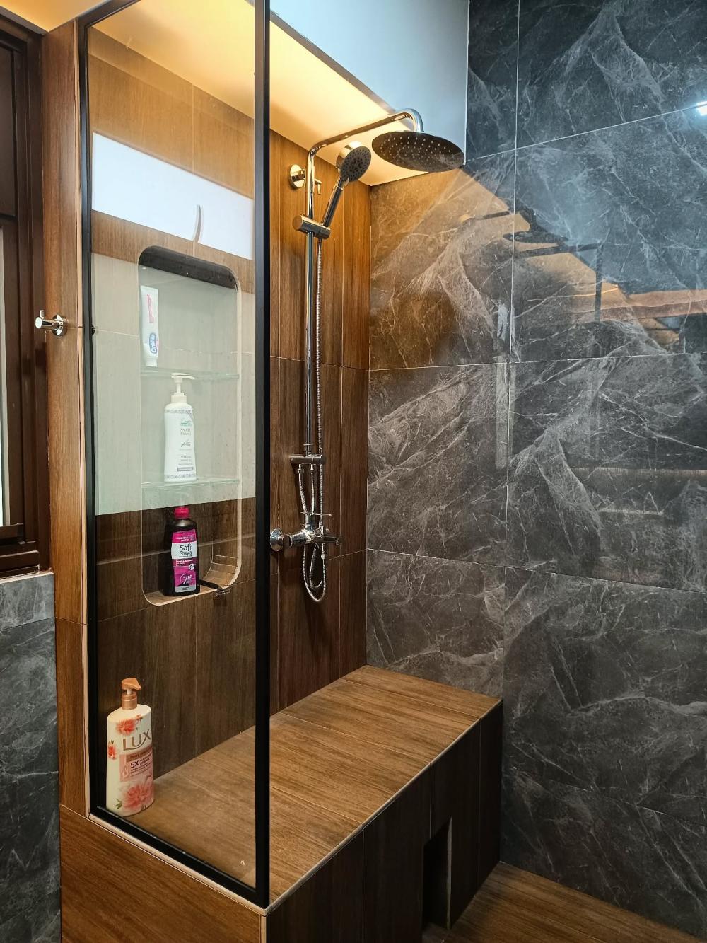 Modern Bathroom with Homogeneous Tiles and Shower Screen