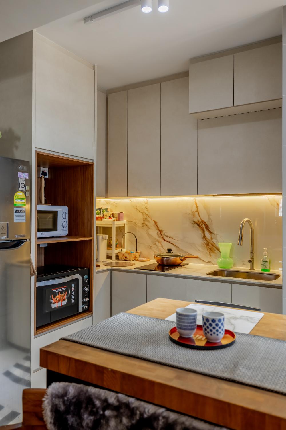 Contemporary Kitchen with Countertop and Kitchen Island