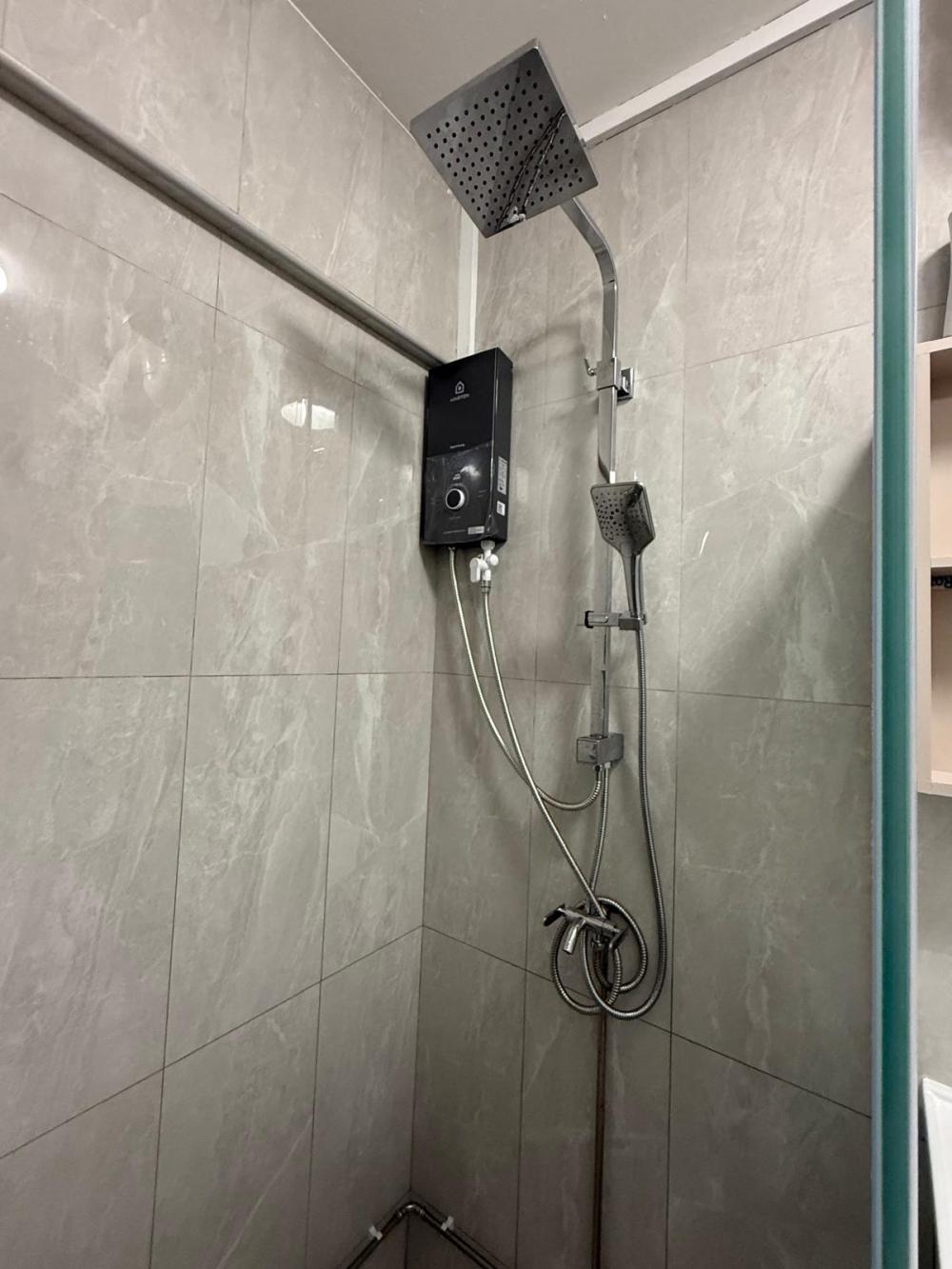 Modern Bathroom with Homogeneous Tiles and Shower Screen