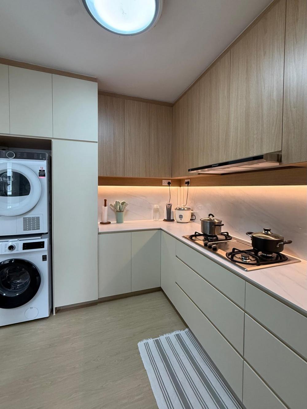 Modern Kitchen with Countertop and Homogeneous Tiles