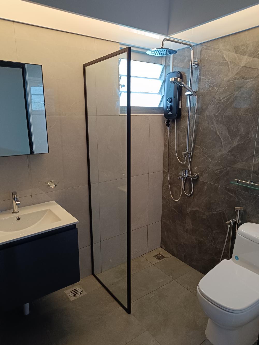 Contemporary Bathroom with Homogeneous Tiles and Mirror
