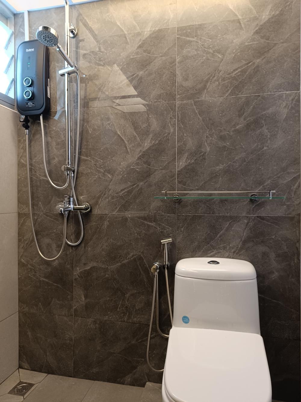 Contemporary Bathroom with Homogeneous Tiles and Rainshower