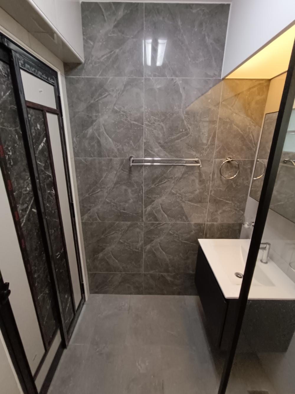 Contemporary Bathroom with Homogeneous Tiles and Mirror