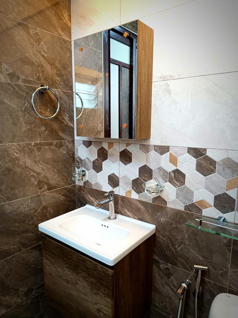 Contemporary Bathroom with Homogeneous Tiles and Mirror
