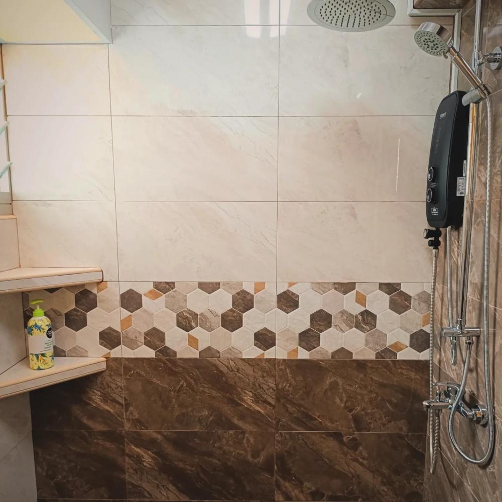 Contemporary Bathroom with Homogeneous Tiles and Rainshower