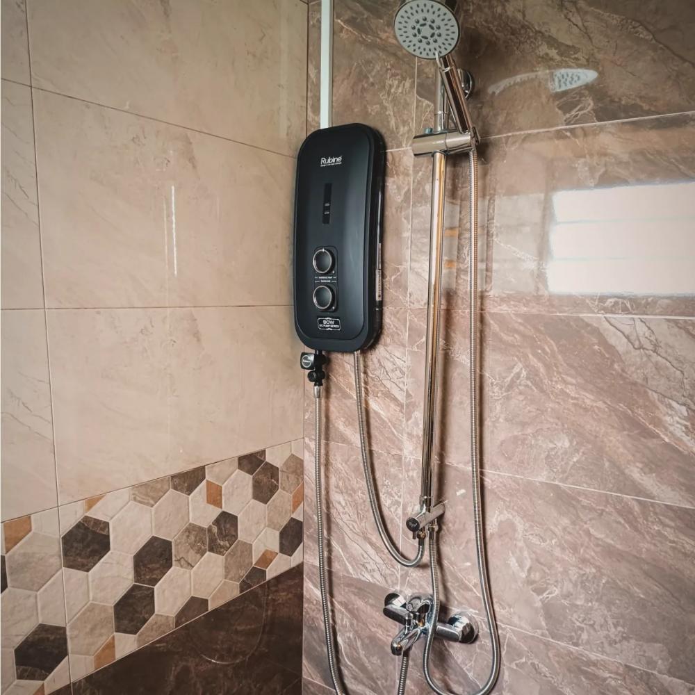 Contemporary Bathroom with Homogeneous Tiles and Mosaic