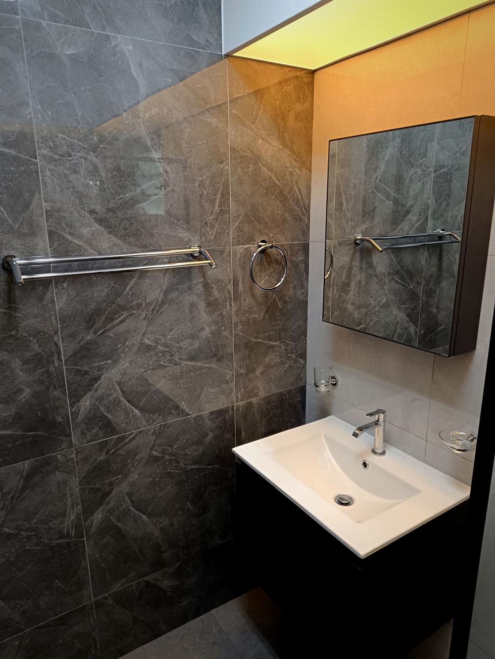 Contemporary Bathroom with Homogeneous Tiles and Mirror
