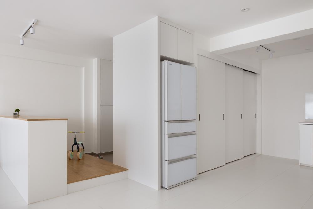 Minimalist Kitchen with Homogeneous Tiles and Cupboard