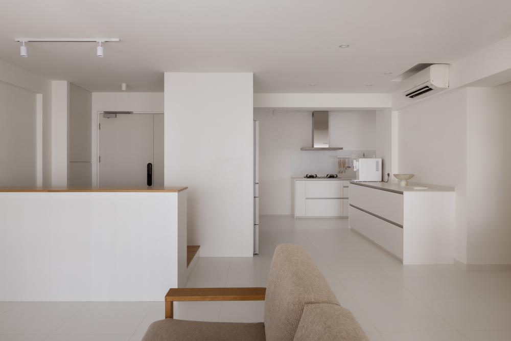 Minimalist Kitchen with Homogeneous Tiles and Cupboard