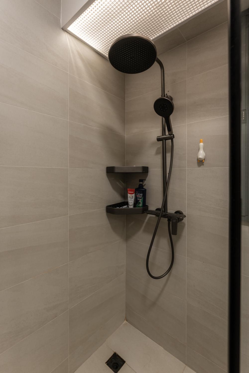 Contemporary Bathroom with Homogeneous Tiles and Bathroom Accessories