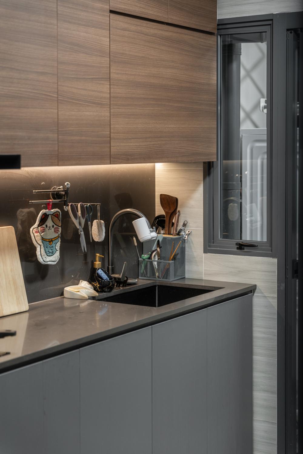 Contemporary Kitchen with Countertop and Homogeneous Tiles