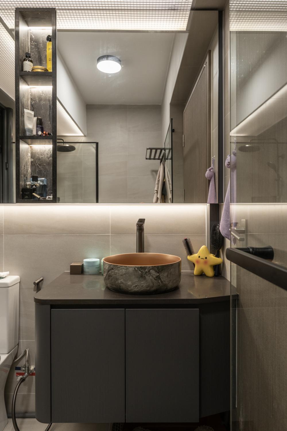 Contemporary Bathroom with Homogeneous Tiles and Mirror