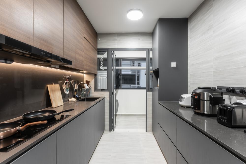 Contemporary Kitchen with Countertop and Kitchen Backsplash