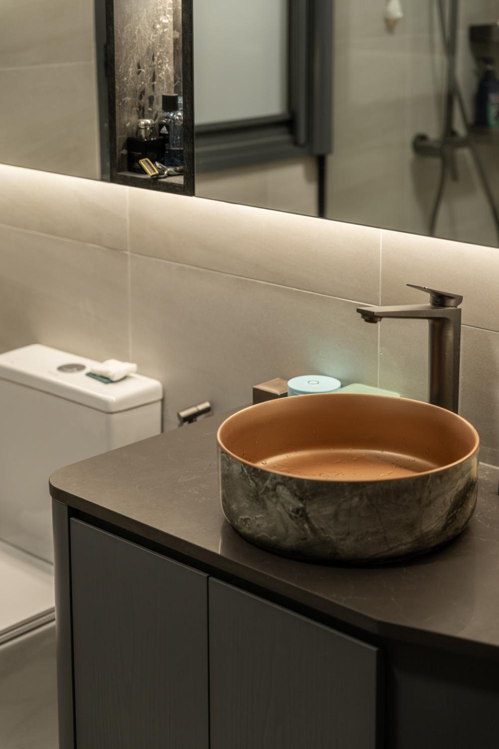 Contemporary Bathroom with Mirror and Bathroom Storage