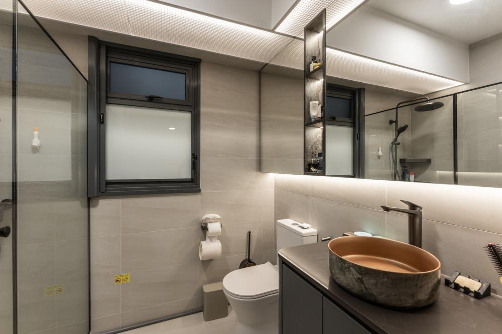 Contemporary Bathroom with Homogeneous Tiles and Mirror