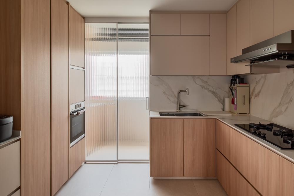 Scandinavian Kitchen with Homogeneous Tiles and Kitchen Backsplash