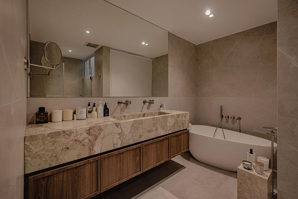 Minimalist Bathroom with Homogeneous Tiles and Mirror