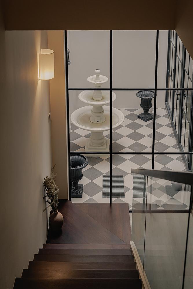 Minimalist Courtyard with Homogeneous Tiles and Glass Door