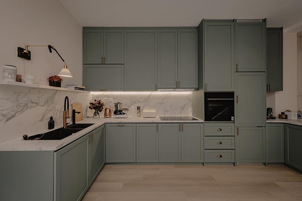 Minimalist Kitchen with Countertop and Open Kitchen
