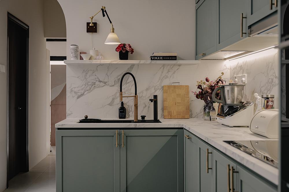 Minimalist Kitchen with Countertop and Open Kitchen