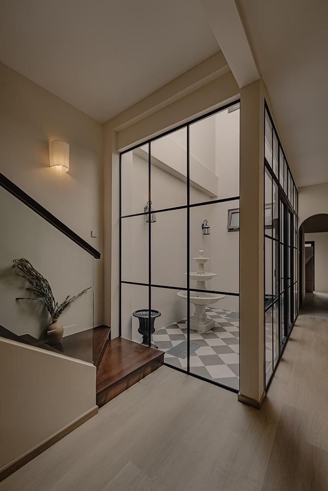 Minimalist Courtyard with Homogeneous Tiles and Glass Door
