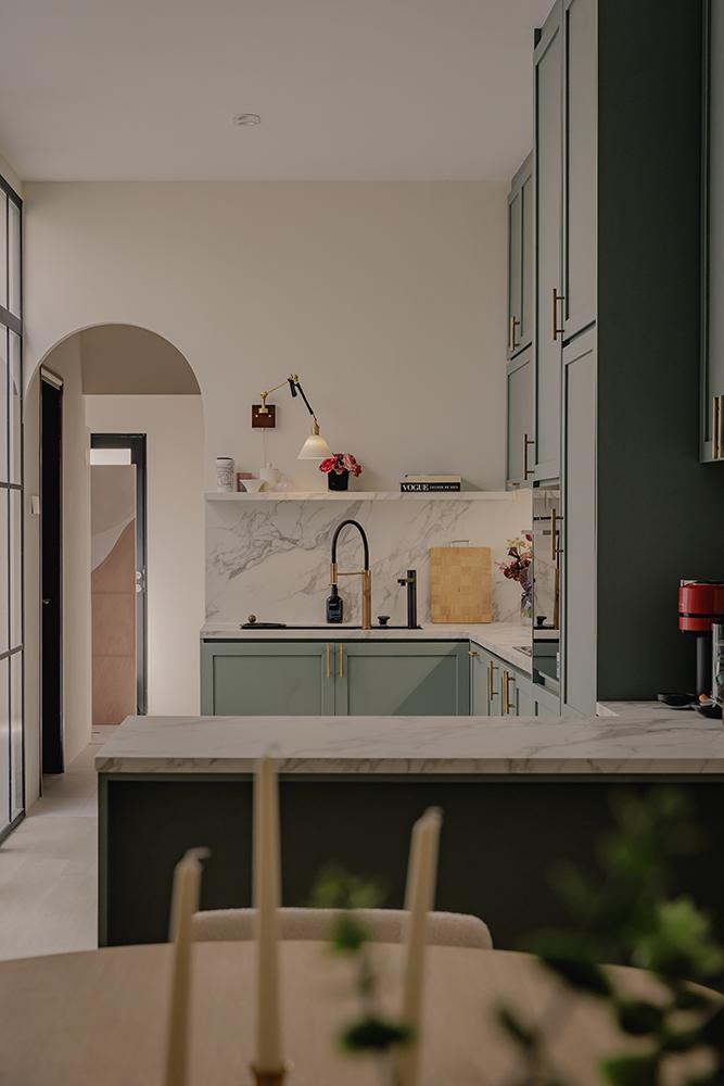 Minimalist Kitchen with Countertop and Open Kitchen