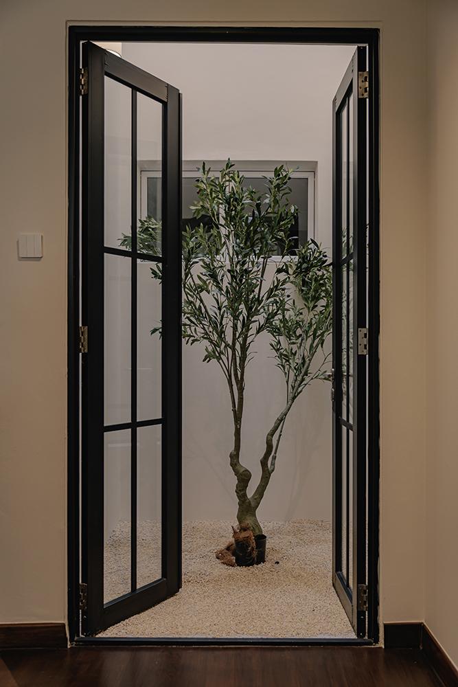 Minimalist Courtyard with Glass Door and Doors