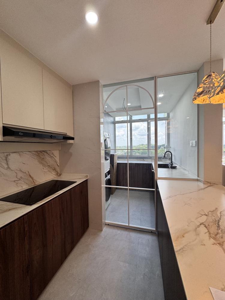 Contemporary Kitchen with Countertop and Vinyl Flooring