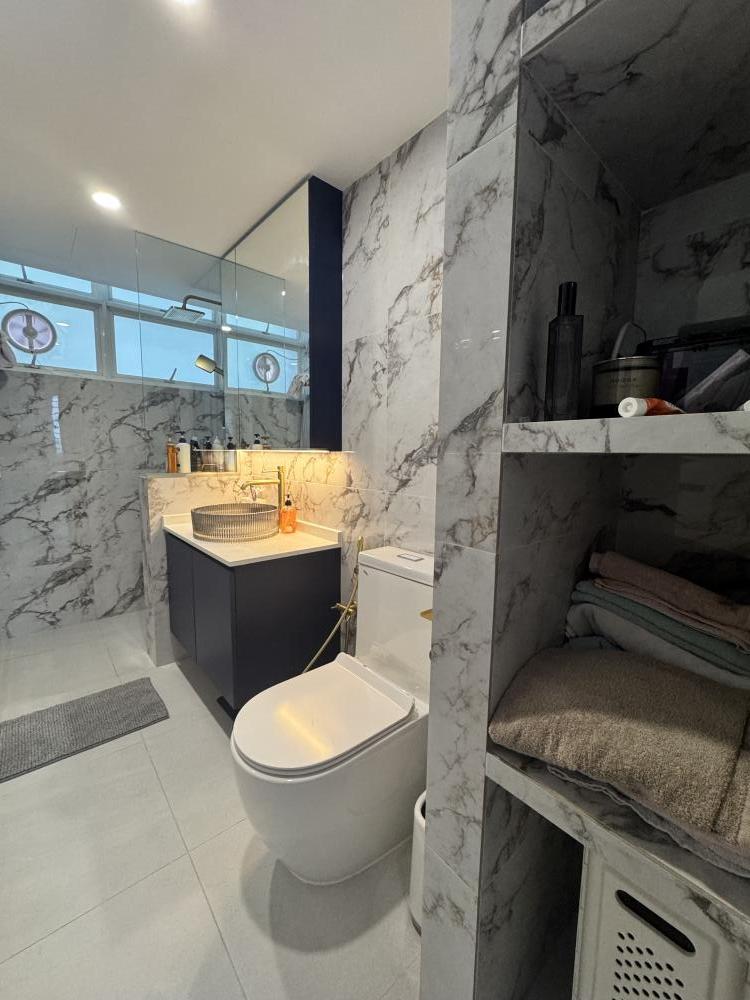 Contemporary Bathroom with Countertop and Homogeneous Tiles