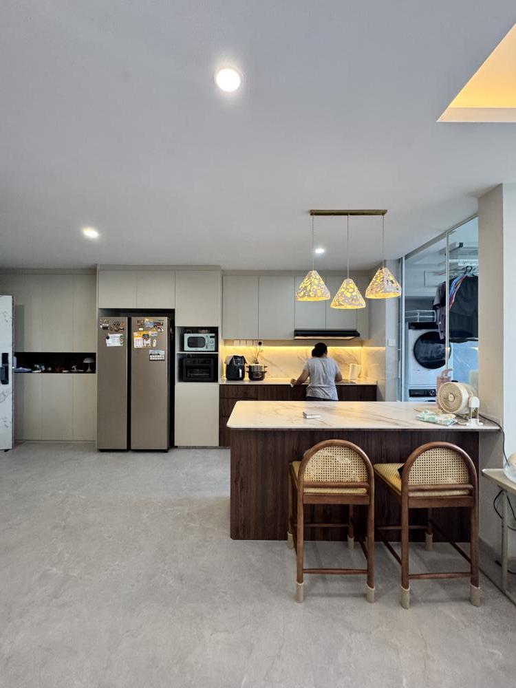 Contemporary Kitchen with Countertop and Vinyl Flooring