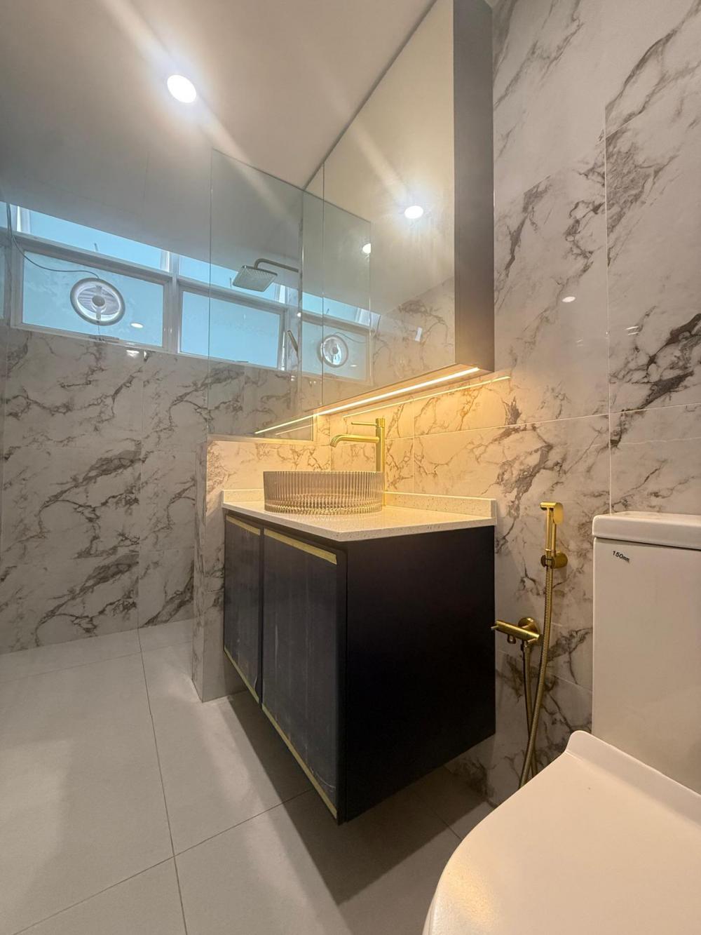 Contemporary Bathroom with Countertop and Homogeneous Tiles