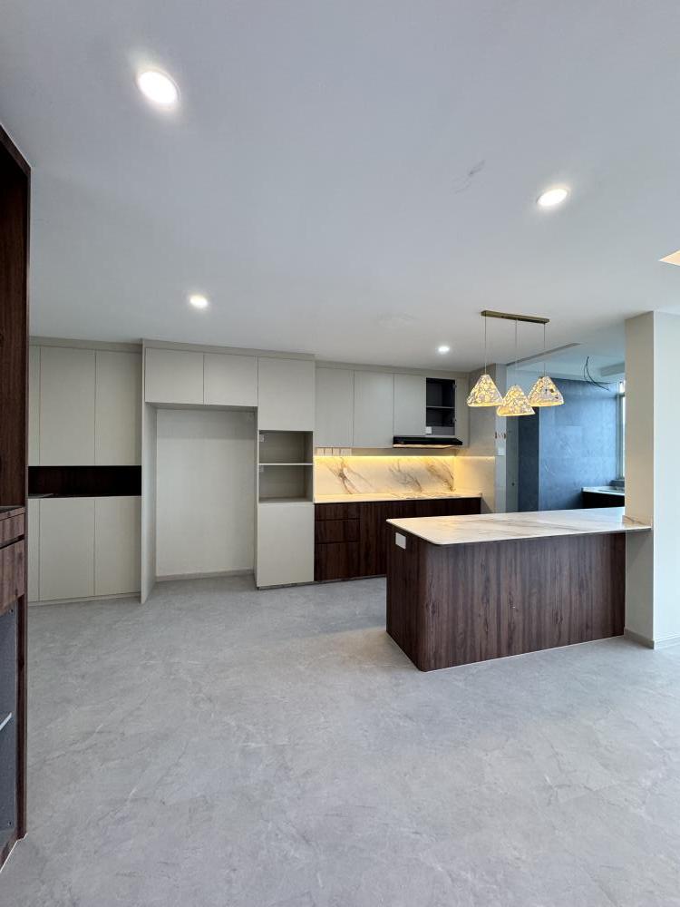 Contemporary Kitchen with Countertop and Vinyl Flooring