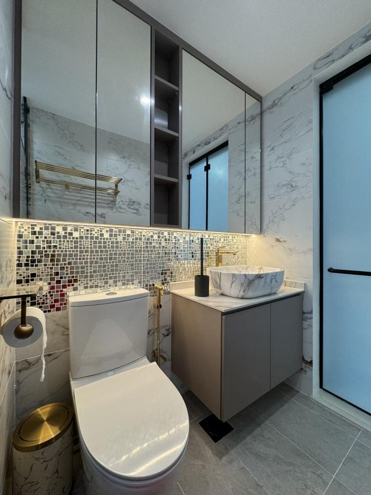Modern Bathroom with Countertop and Homogeneous Tiles