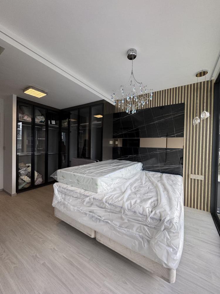 Modern Bedroom with Vinyl Flooring and Wardrobe