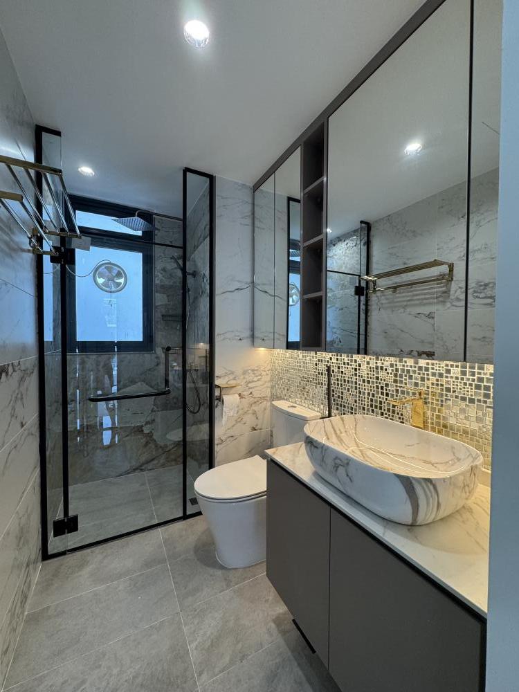 Modern Bathroom with Countertop and Homogeneous Tiles