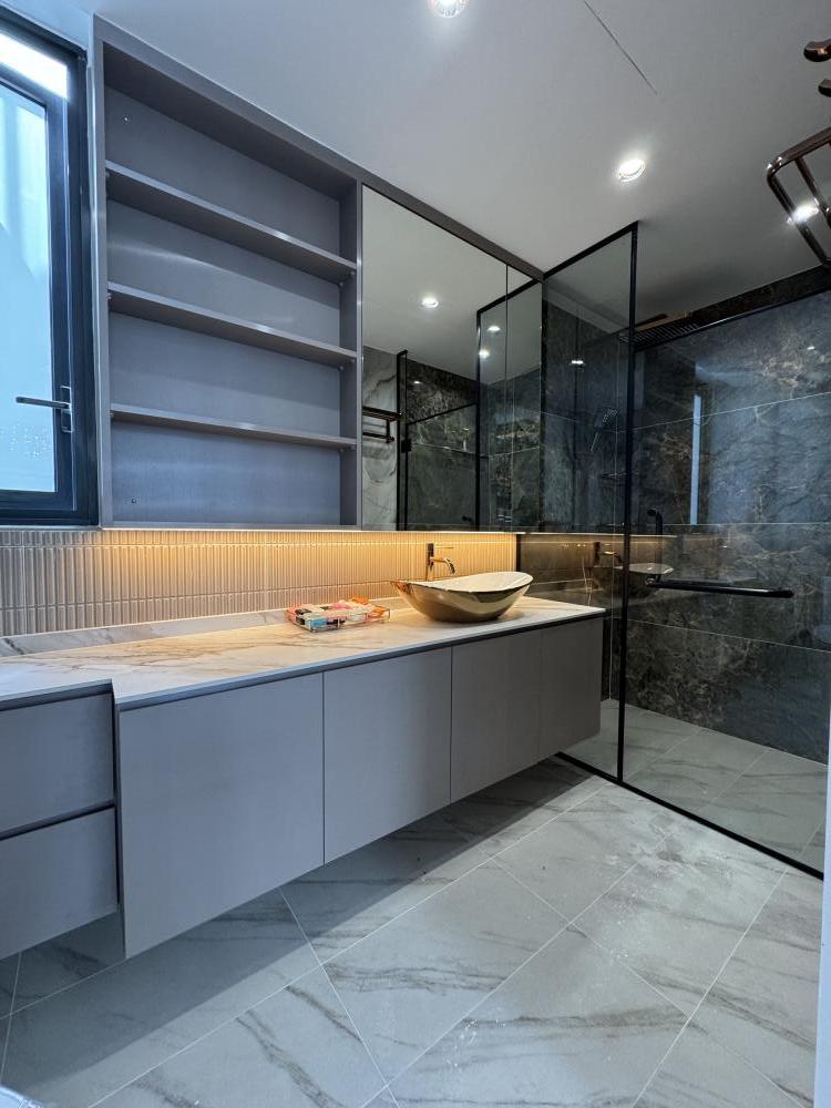 Modern Bathroom with Countertop and Homogeneous Tiles