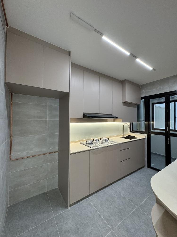 Minimalist Kitchen with Countertop and Kitchen Backsplash