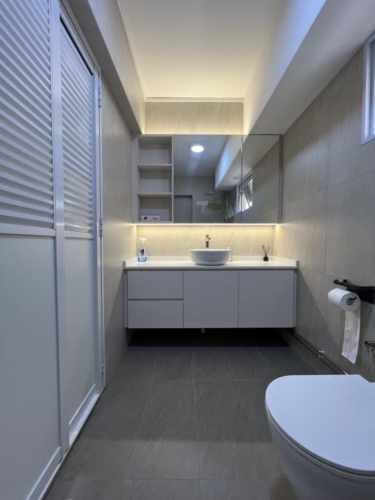 Minimalist Bathroom with Homogeneous Tiles and Mirror