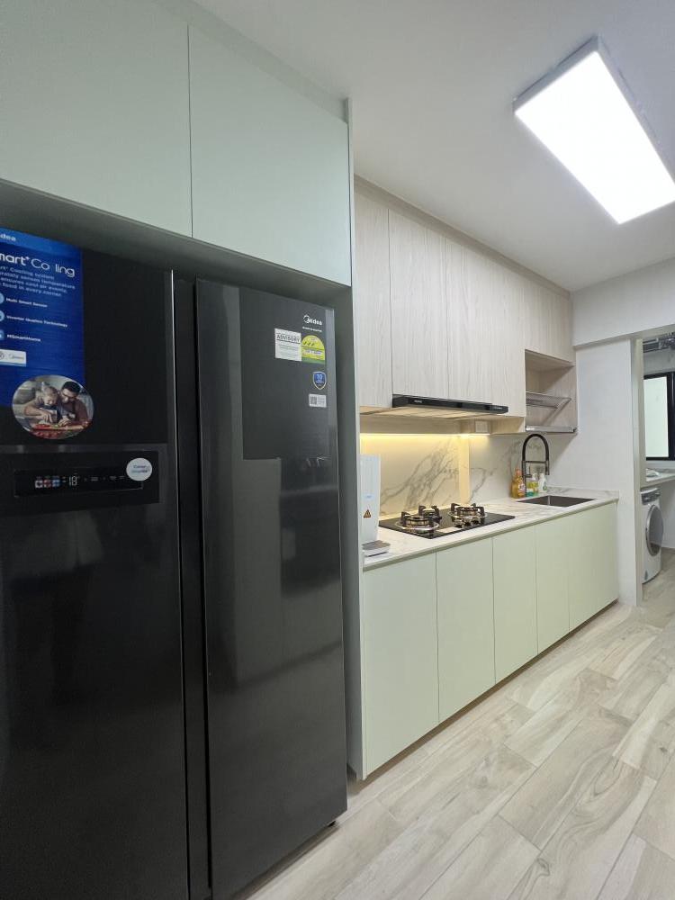 Minimalist Kitchen with Countertop and Homogeneous Tiles