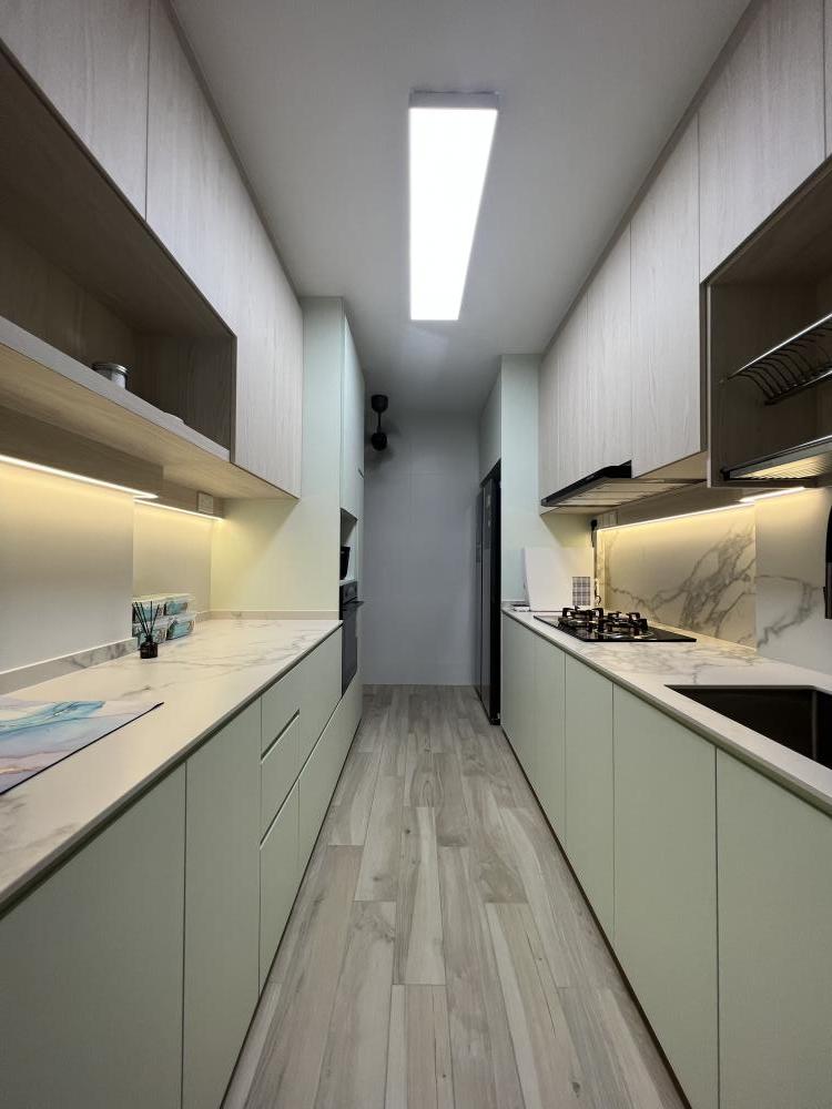 Minimalist Kitchen with Homogeneous Tiles and Kitchen Backsplash