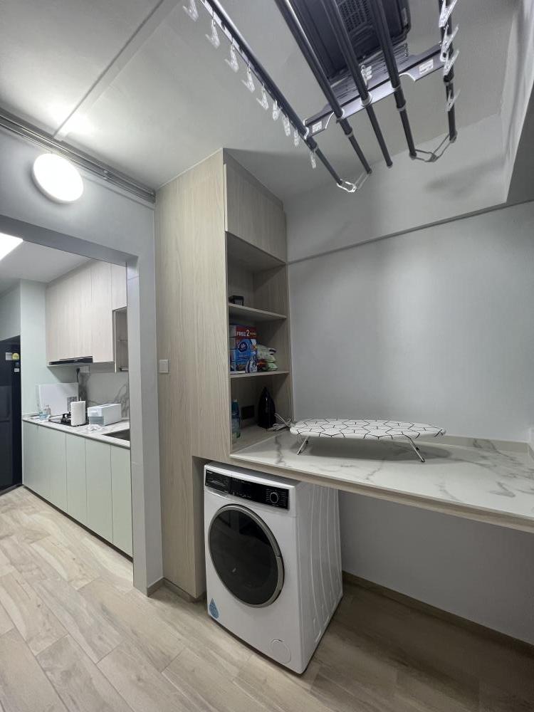 Minimalist Kitchen with Countertop and Homogeneous Tiles
