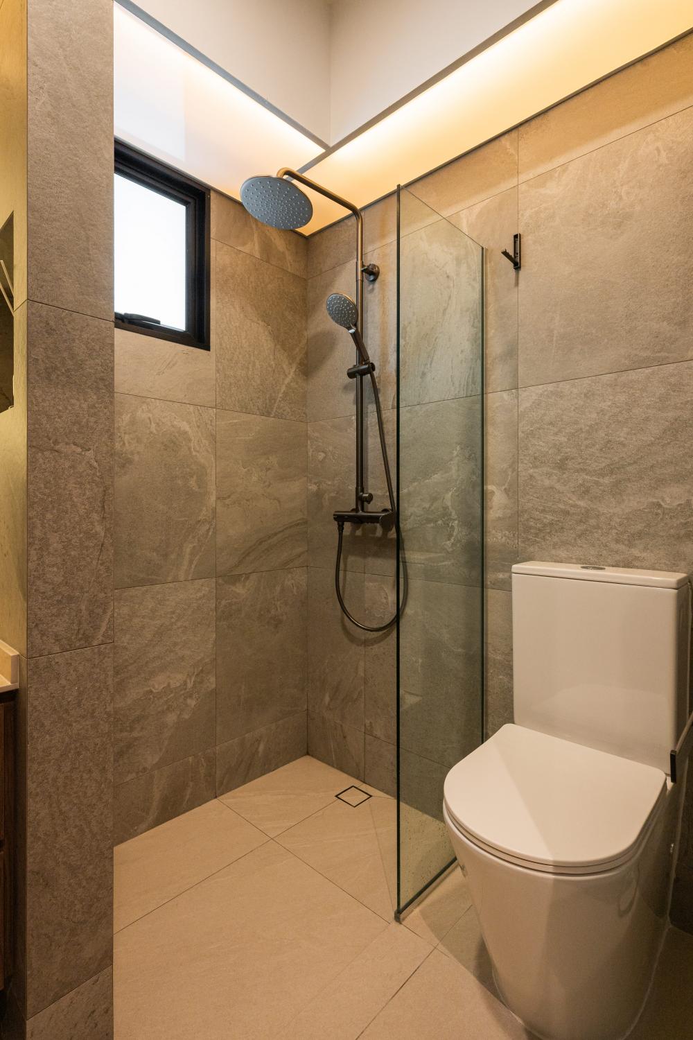 Modern Bathroom with Mirror and Mosaic