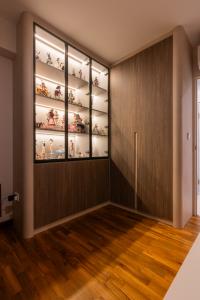 Modern Walk-in Wardrobe at 476B Upper Serangoon View