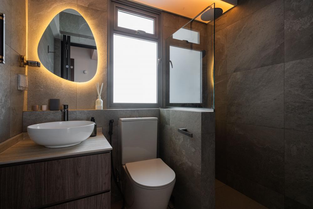 Modern Bathroom with Mirror and Rainshower
